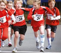 Детская спортивная обувь (детские кроссовки Asics, Nike, Adidas для бега, бадминтона, волейбола, баскетбола, тенниса, футбола)