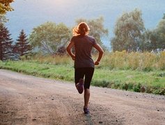 Беговые кроссовки для бездорожья и пересеченной местности